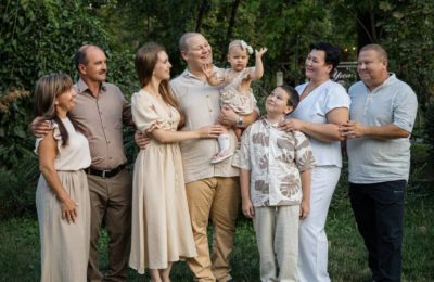 Идеи для семейной фотосессии: студия, прогулка, важные даты