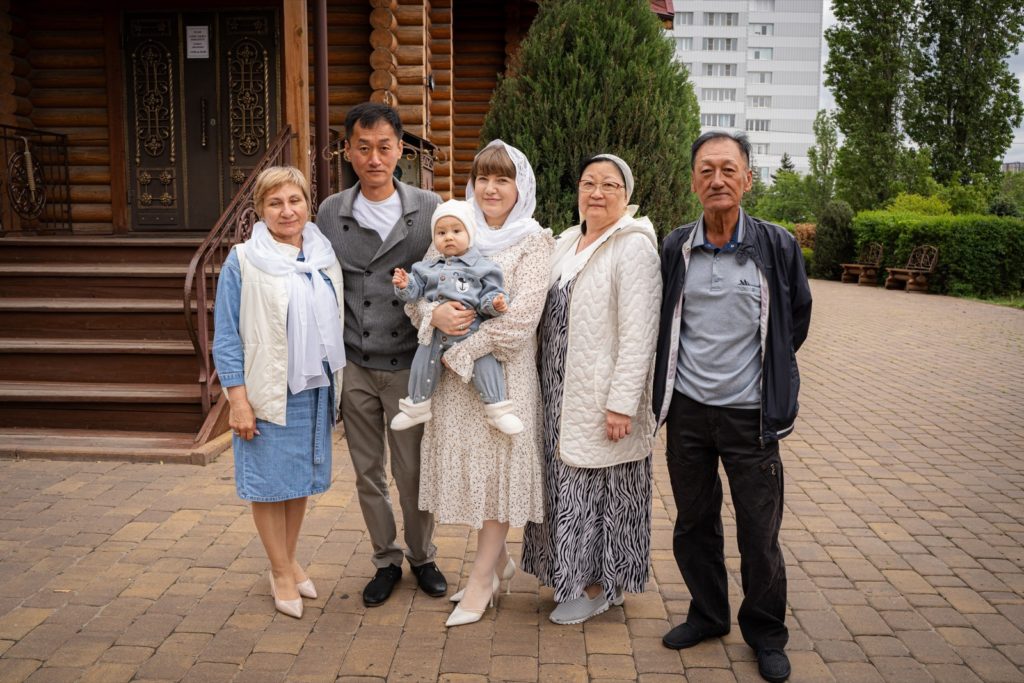 Общий семейный портрет с малышом перед храмом