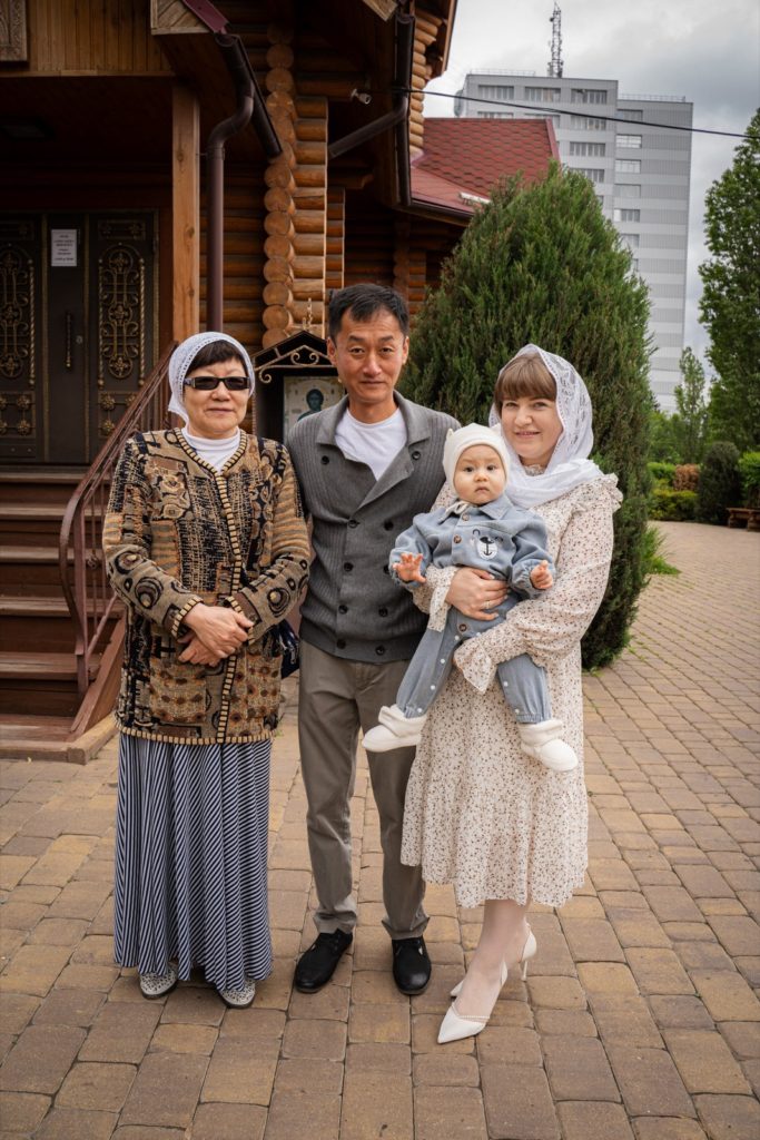 Семейный портрет с ребёнком у деревянного храма